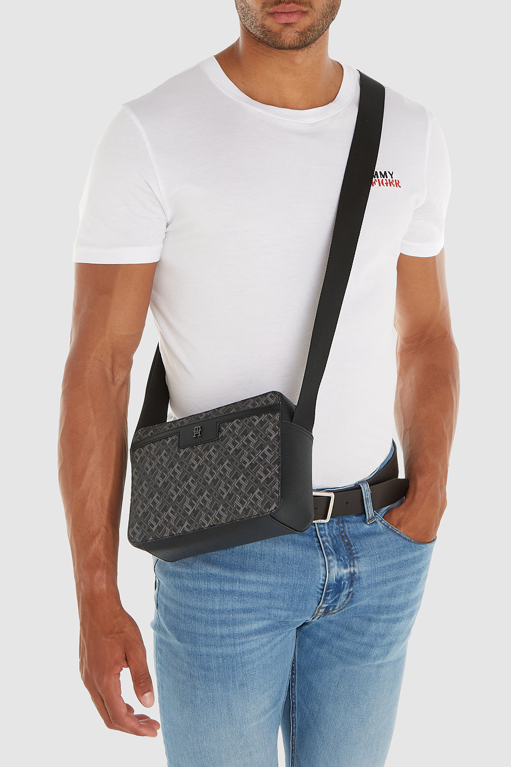 תמונת כל הלוק של תיק קרוסבודי TOMMY HILFIGER